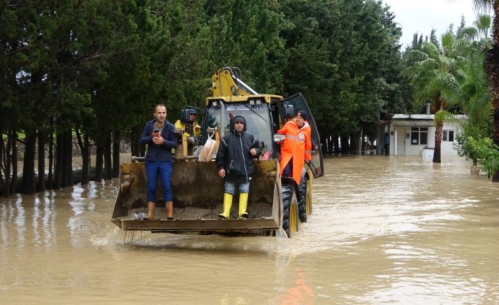 Sular altında kalan tatil sitesinde vatandaşlar bot ve kepçelerle tahliye edildi