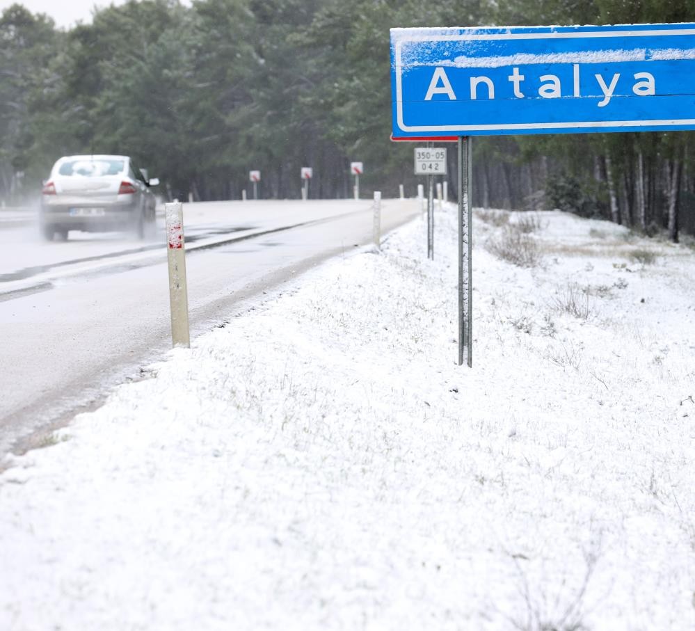 Turizm kenti Antalya 29 yıl aradan sonra en ciddi kar yağışını yaşadı