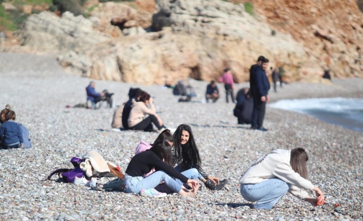 Türkiye donarken Antalya'da güneşi gören sahile geldi