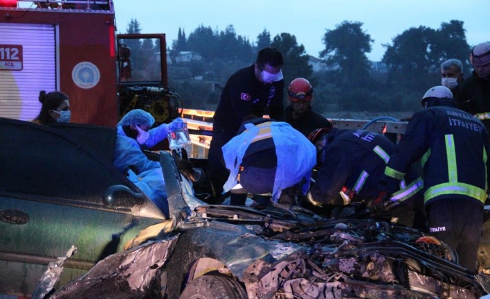 1 kişinin öldüğü ve otomobilin hurdaya döndüğü kazada yaralıyı kurtarma seferberliği