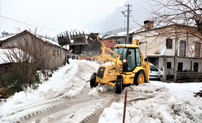 30 santimetre dolu yağdı, temizlik için iş makineleri seferber oldu