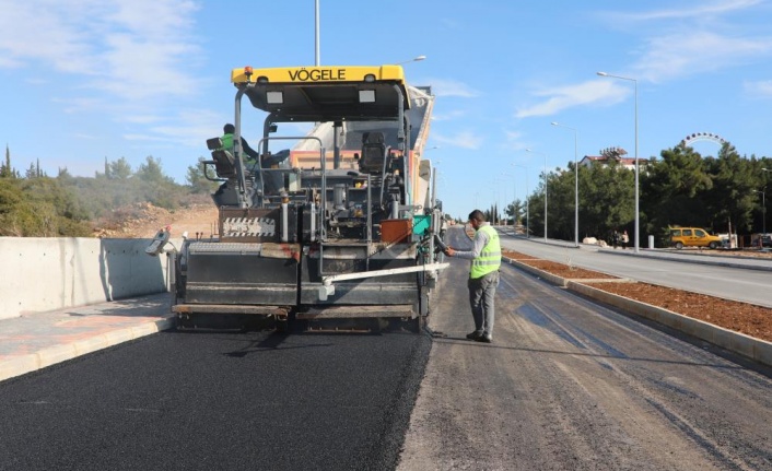 5 bin 500 ton sıcak asfalt dökülen Üniversite Caddesi açılmak için gün sayıyor