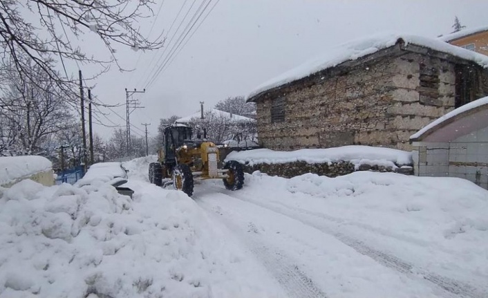 Akseki’de kardan kapalı olan kırsal mahalle yollarında karla mücadele