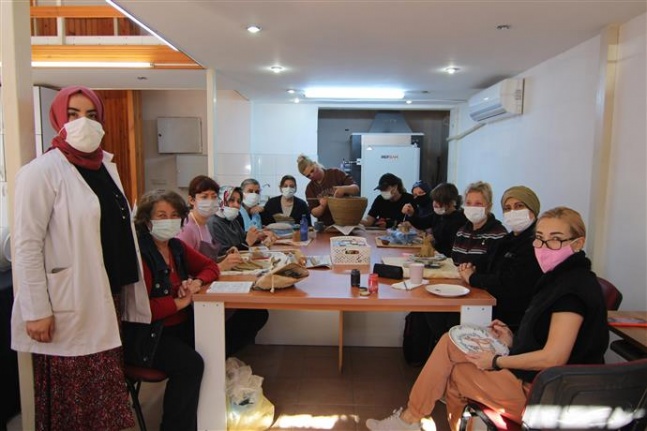 Alanya Belediyesi’nin çini kursu büyük ilgi görüyor 