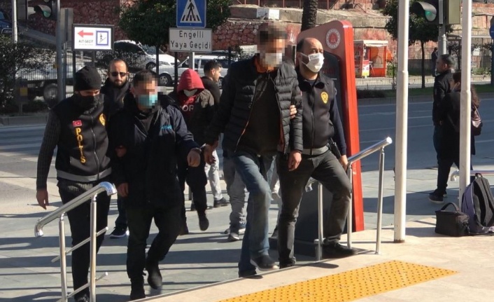 Alanya'da 10 ayrı otomobilden hırsızlık yapan 4 şüpheli tutuklandı