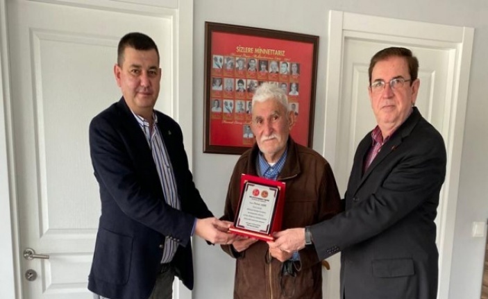 Alanya'da Türkdoğan ve Yıldız'dan 53 yıllık partiliye şükran plaketi