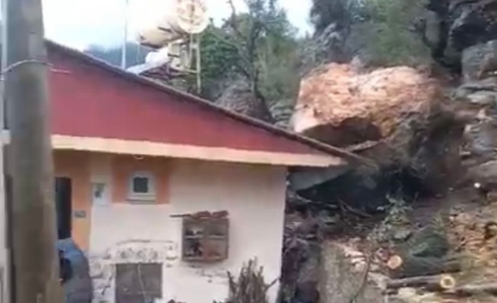 Alanya’da dev kaya parçası evin üzerine düştü