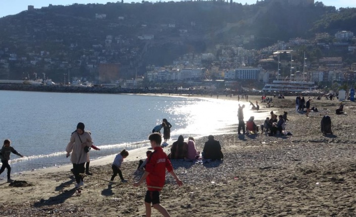 Alanya’da güneşi gören vatandaşlar sahillere akın etti
