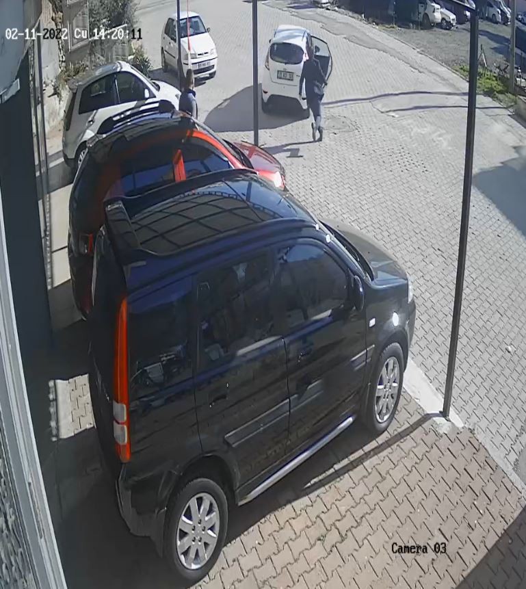 Alıcı gibi davranıp, test sürüşü için bindiği aracı çaldı