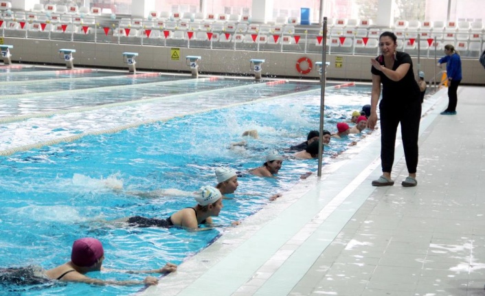 Antalya'da kadınlar, yaz mevsimi öncesi havuzda jimnastikle forma giriyor