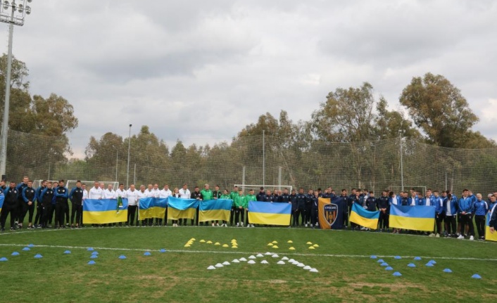 Antalya'da kamp yapan Ukraynalı 7 takımın futbolcularından yeşil sahada 'Savaşa hayır' mesajı