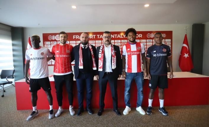 Antalyaspor, yeni transferleri için imza töreni düzenledi