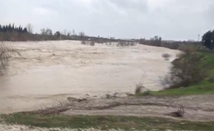 Aşırı yağış Köprüçayı Irmağı’nı taşırdı, ırmak kenarındaki restoran su altında kaldı
