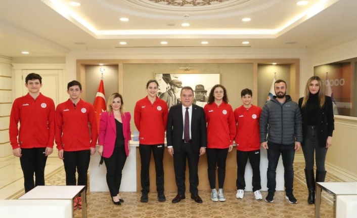 Başkan Böcek, Antalyaspor Yüzme Takımı’nı ağırladı