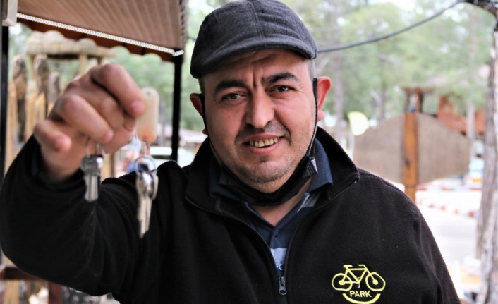 Beslediği karga anahtarı önce defterin arasına sakladı, sonra çaldı