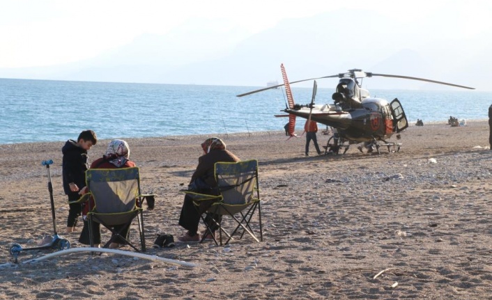 Bisiklet turunu görüntüleyen helikopter arızalandı, dünyaca ünlü sahile iniş yapmak zorunda kaldı