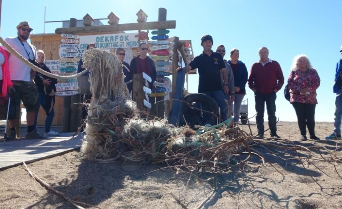 Dünyanın dört bir yanından gelen karavancılar Manavgat sahilini temizliyor
