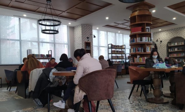 Ev hanımları, önce tekvando yapıp ardından kitap okuyorlar