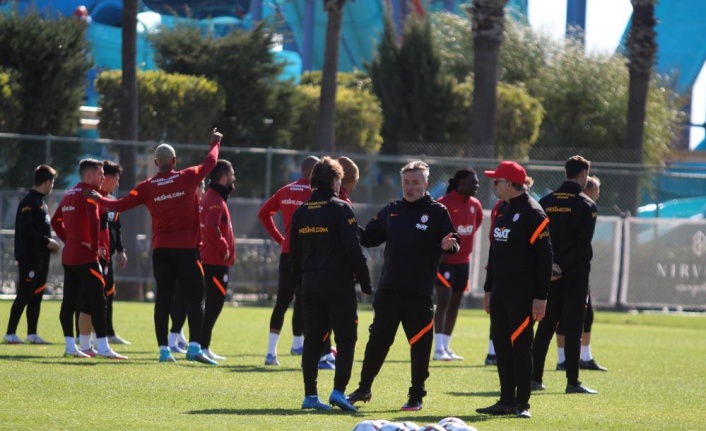 Galatasaray'da yeni transferler Gomis, Pulgar ve Semih sahaya çıktı