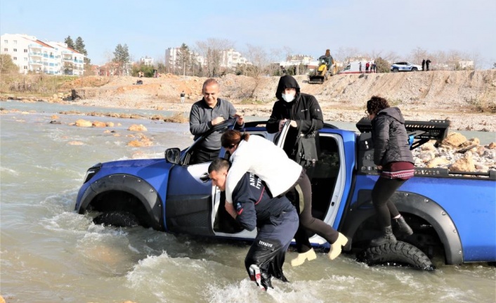 Görüntüyü izleyenlerin 'Kahraman' dediği itfaiyeci:" Biz buna mesai deriz, çiçek toplamak için göreve çıkmıyoruz"