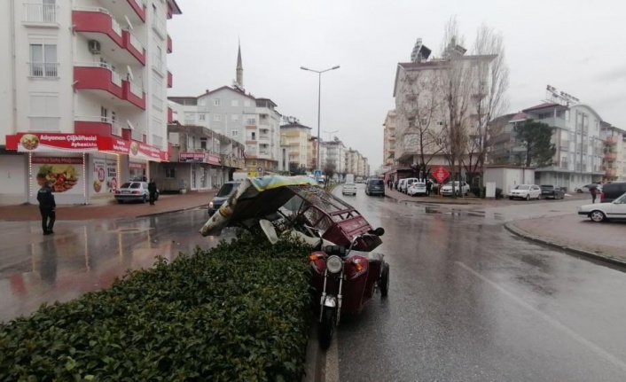Hafif ticari araç 3 tekerlekli motosiklete çarptı: 1 yaralı