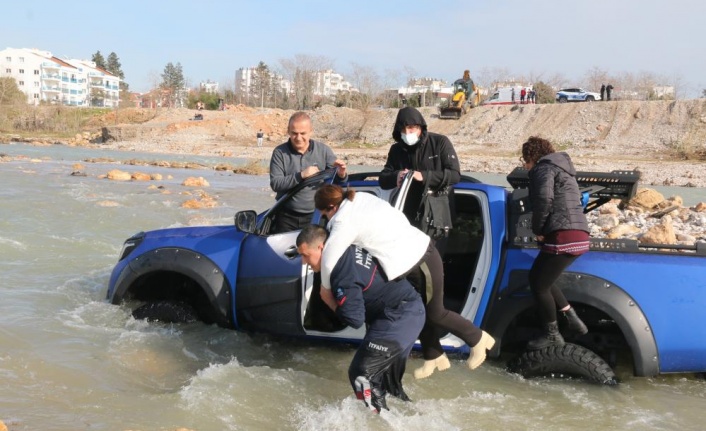İçinde 4 kişinin bulunduğu arazi aracı akıntıya kapıldı, korku dolu anlar yaşandı