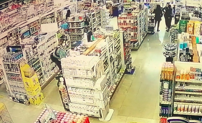 İşyerinden 600 TL değerinde diş fırçası çalan genç kız, başka bir müşterinin dikkati ile yakalandı