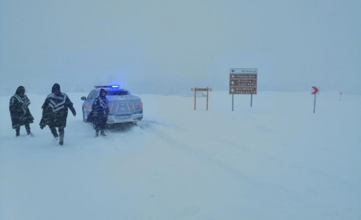 Jandarma, 412 devriyeden oluşan 897 personel ile hava muhalefetiyle mücadele ediyor