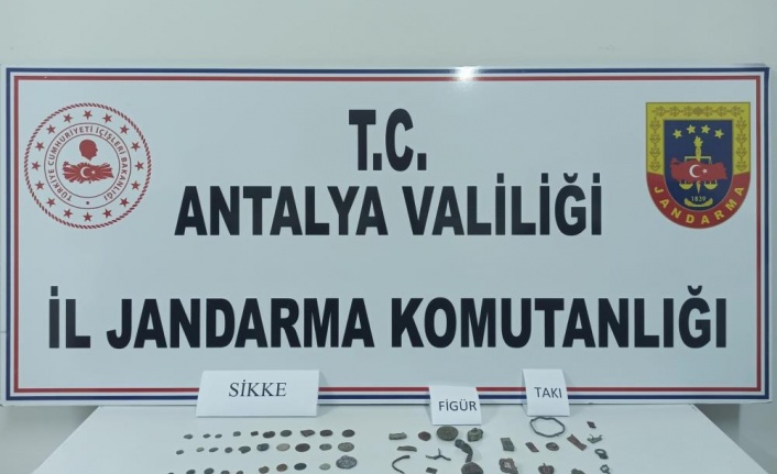 Jandarma yolcunun üzerinde tabanca ve uyuşturucu madde ele geçirdi