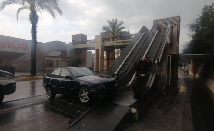 Kayganlaşan yolda direksiyon hakimiyetini kaybetti, yürüyen merdivene çarparak durabildi