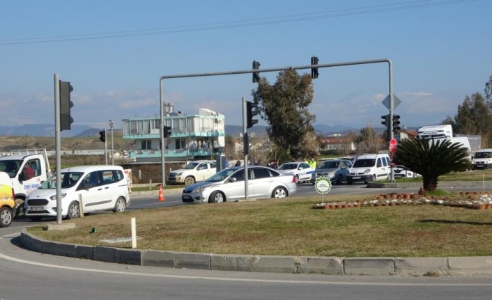 Kırmızı ışığı son anda fark edip fren yapınca 2 araca birden çarptı