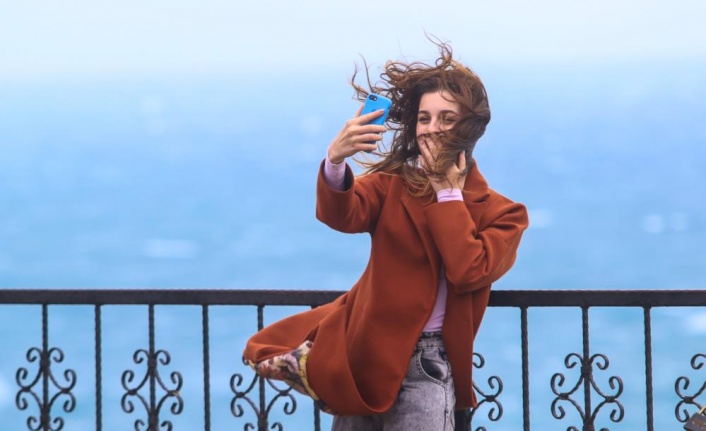 Konyaaltı sahilinde renk cümbüşü oluştu, görenler cep telefonlarına sarıldı