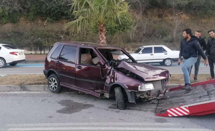 Otomobilin palmiye ağacına çarparak durduğu kazada 2 kişi yaralandı