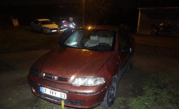 Polisin ‘dur’ ihtarına uymayan 2 kişi aracı terk edip kaçtı