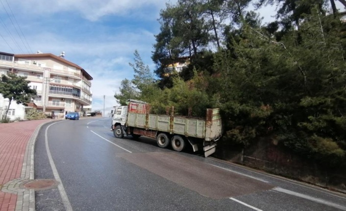 Rampada arıza yapan kamyonunu şarampole düşürerek muhtemel bir faciayı önledi