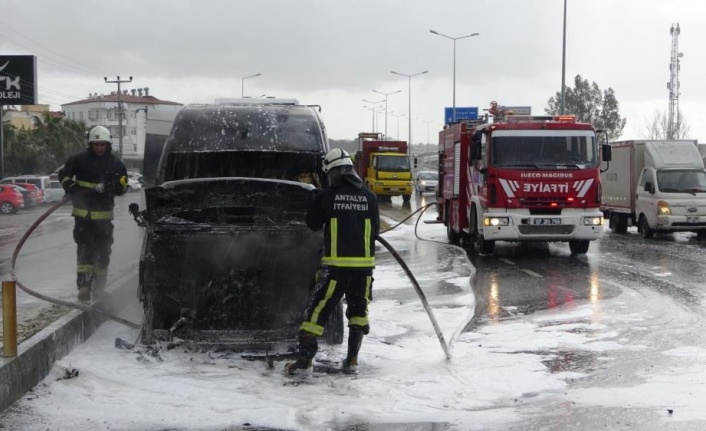 Tur minibüsü alev alev yandı, turistler canlarını zor kurtardı