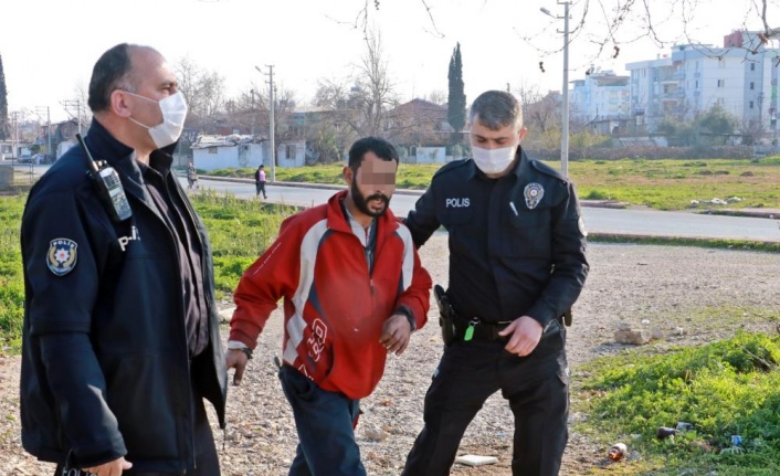 Üst geçit asansör kabininden demir çalarken yakalandı, polise 'çektirme abi' dedi