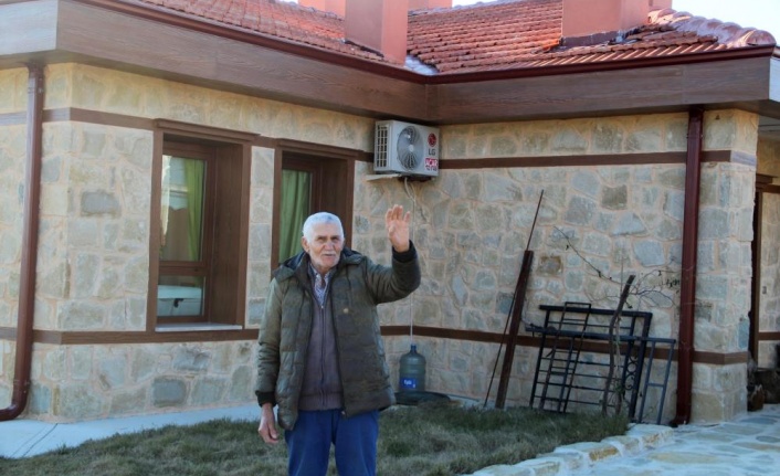 Yanan evi 21 günde yeniden inşa edilen 80 yaşındaki İbrahim Deniz'den, karantinada olan Bakan Kurum'a duygulandıran mesaj