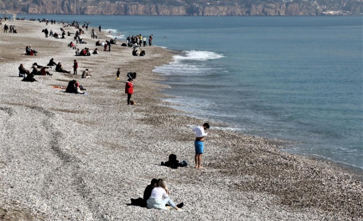 Yurt genelinde soğuk hava etkili olurken, Antalya’da deniz keyfi