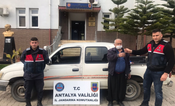 Alanya'da marketin önünde bıraktığı aracı çalındı