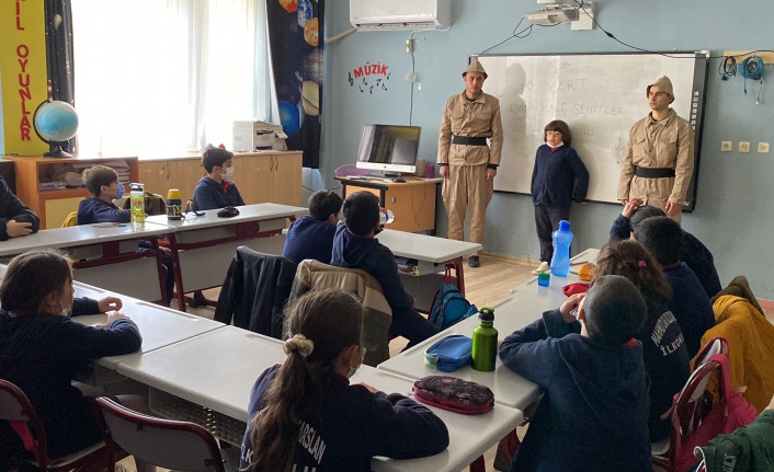 Alanya'da öğretmenler dönemin asker kıyafetleriyle ders verdi