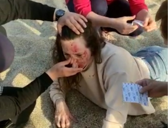 Alanya'da plajda turistin başına paraşüt düştü