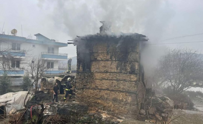 Alanya’da 100 yıllık taş ev yandı