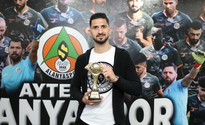 Alanyasporlu Emre Akbaba'ya 'En iyi futbolcu' ödülü