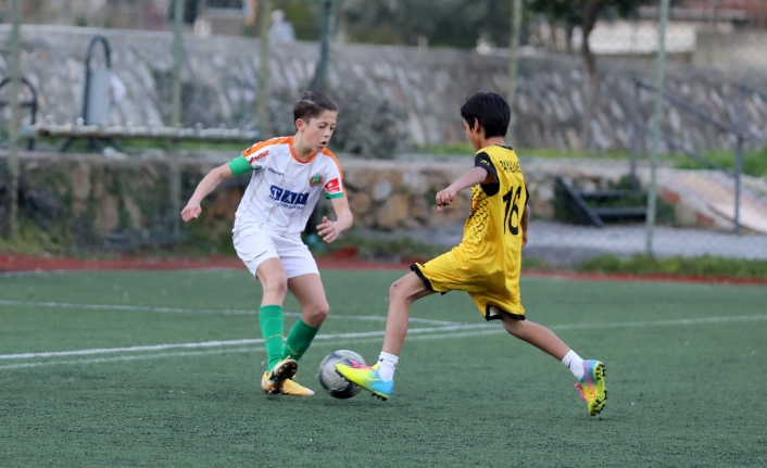 Alanyasporlu minik futbolcular şampiyon oldu