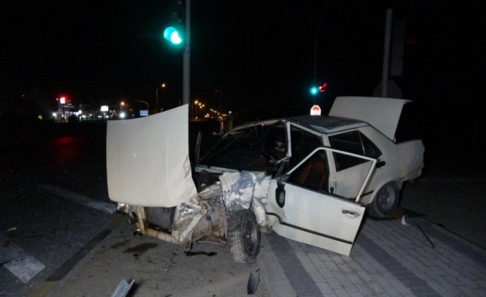 Alkollü araç sürücüsü önündeki araca arkadan çarptı: 2 yaralı