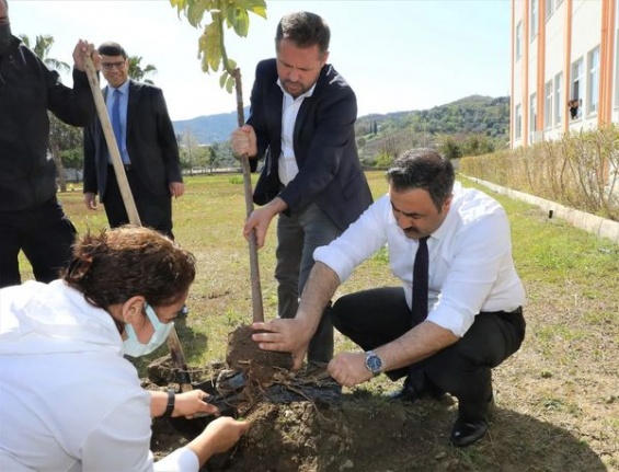 ALKÜ'de meyve fidanı toprakla buluştu