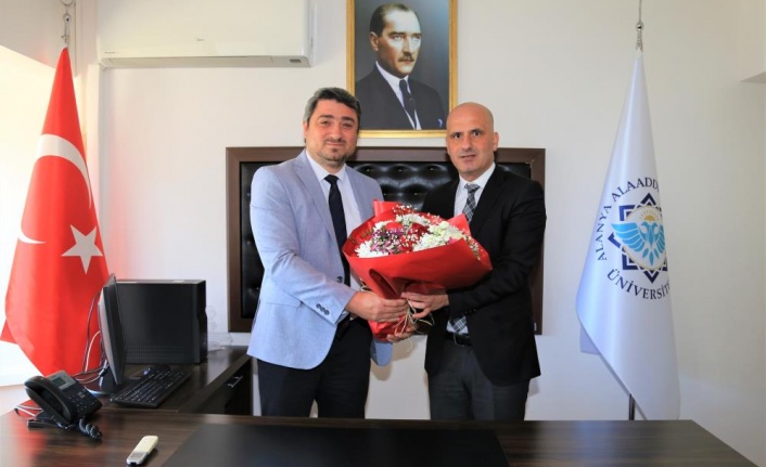 ALKÜ’nün iki fakültesinde bayrak değişimi