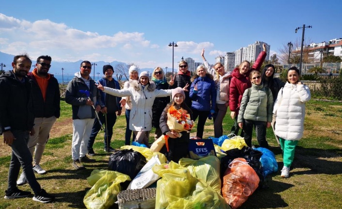 Antalya'da Rus ve Ukraynalılar birlikte çöp topladı