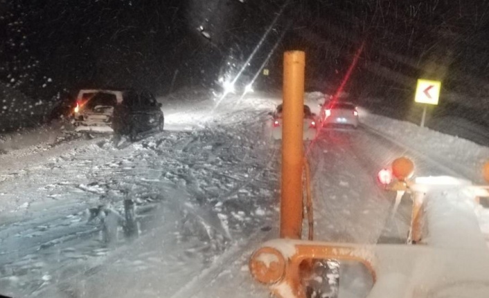 Antalya-Konya karayolu yoğun kar, tipi ve buzlanma nedeniyle tırların geçişine kapatıldı